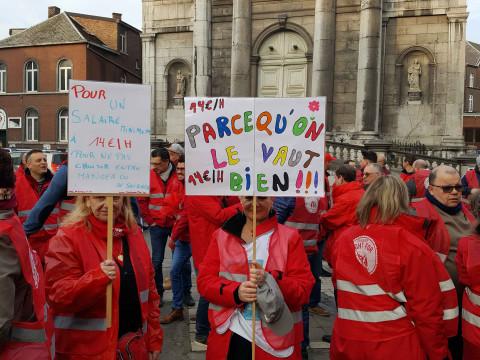 Manifestants brandissant des pancartes place Sainte Véronique à Liège