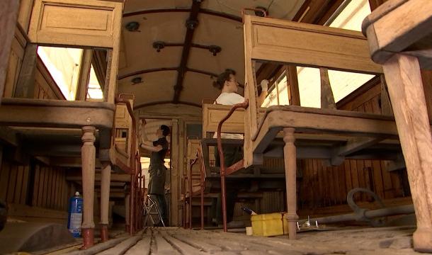 Un tram en pleine restauration au Musée des Transports en commun