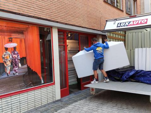 Une agence de voyages fait don de matelas aux sinistrés des inondations