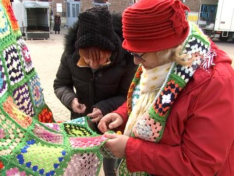 Une forêt de sapins crochettés enchante Noël à Oupeye  