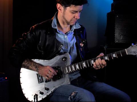 Une guitare électrique en alu 100% liégeoise !