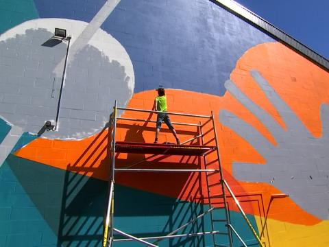 Une nouvelle fresque réalisée par la maison des jeunes sur le hall omnisport d'Aywaille