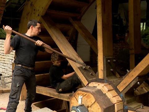 Une toute nouvelle roue en chêne pour le Moulin du Halleux