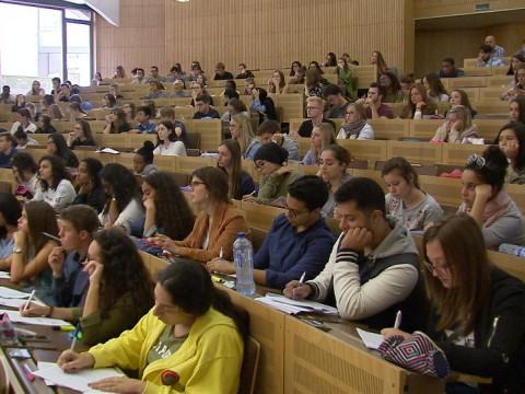 Université : des cours préparatoires à l'examen d'entrée en médecine