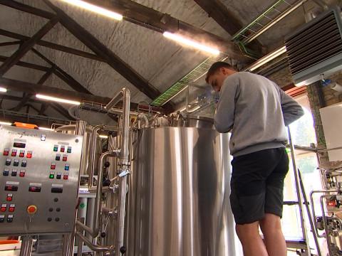 Victime des inondations, la brasserie Elfique relance sa production à Aywaille