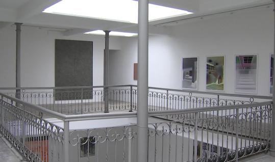 "Le monde est rond", salon d'ensemble à la galerie Nadja Vilenne 