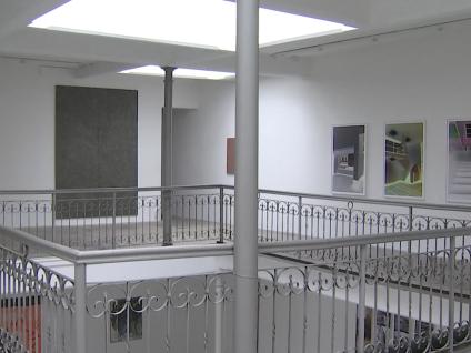 "Le monde est rond", salon d'ensemble à la galerie Nadja Vilenne 