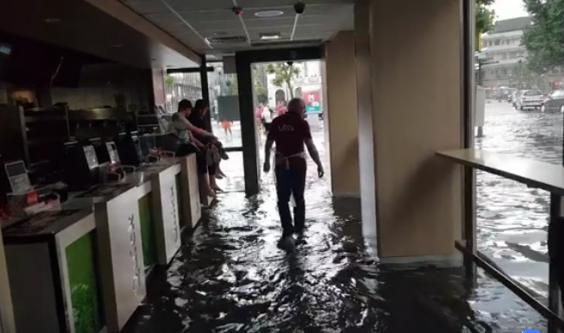 Images spectaculaires : l'eau envahit la Place St Lambert