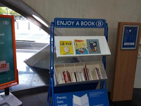 Des boîtes à livres, fabriquées à Liège, installées dans 42 gares SNCB