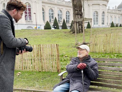Bryan Blaffart photographie des inconnus dans le parc de la Boverie