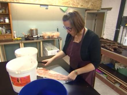 C'est une première en Belgique : elle tanne des peaux de poissons !