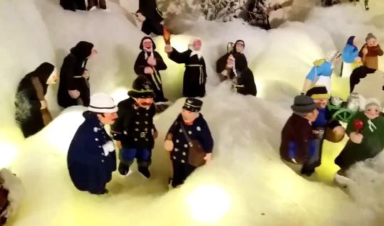 Un jolie crèche privée, riche en santons