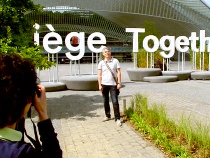 Liege Together en lettres géantes devant la gare à Liège