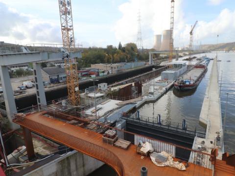 Site éclusier d’Ampsin-Neuville : les premiers tests et les premiers bateaux