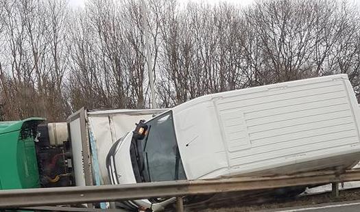 Un camion et une camionette sur le flanc sur la E40 à Herstal