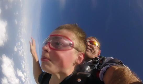Un saut en parachute pour  oublier la maladie