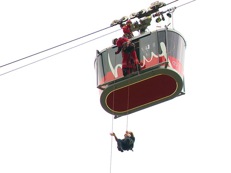 Evacuation à plus de 60 m de haut : l'exercice anti-vertige