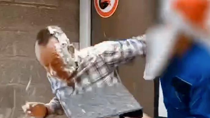 Damien Ernst entarté en plein cours à l’ULiège : une action revendiquée par des militants antimilitaristes