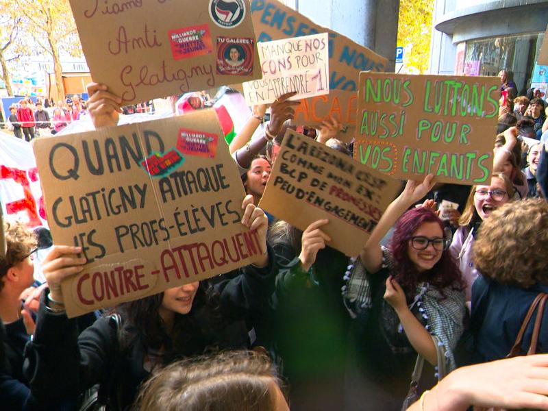 De nouvelles manifestations, globalement pacifiques, d'élèves devant les écoles
