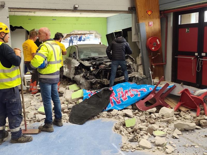 Flémalle : une voiture traverse à nouveau le mur du hall omnisports !