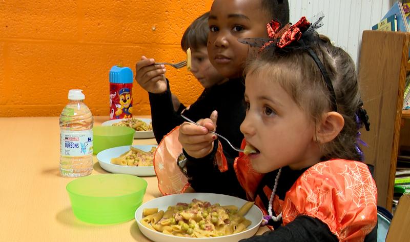 Hestal maintient un repas chaud gratuit à l'école