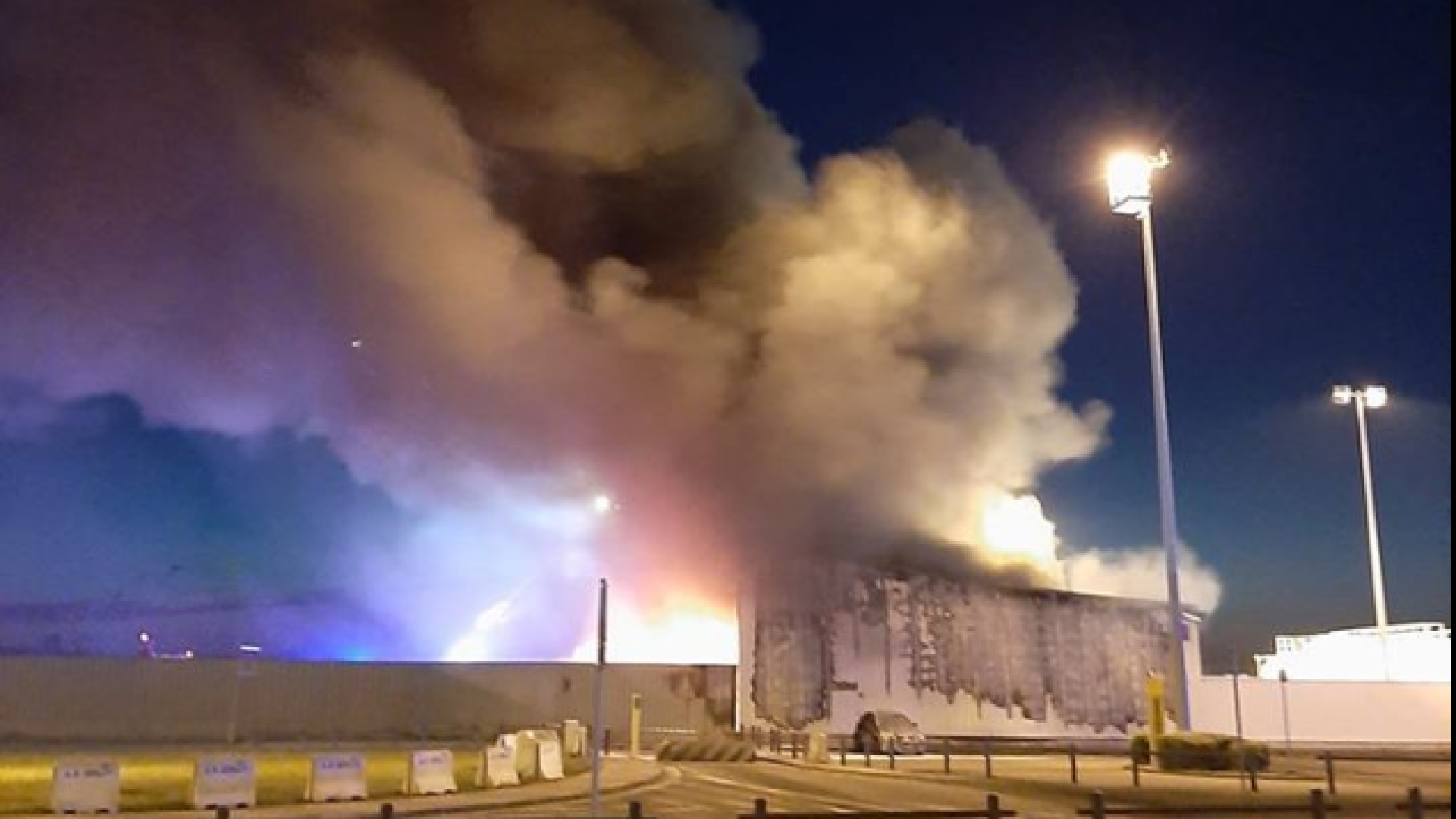 Spectaculaire Incendie à côté du terminal de l'aéroport de Liège