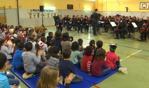 L'orchestre philharmonique joue dans leur école