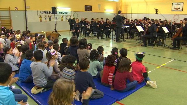 L'orchestre philharmonique joue dans leur école