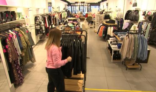 Les commerçants se préparent à la réouverture.