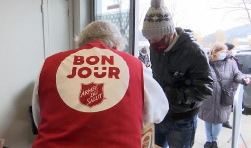 Les files s'allongent chaque jeudi à l'Armée du Salut
