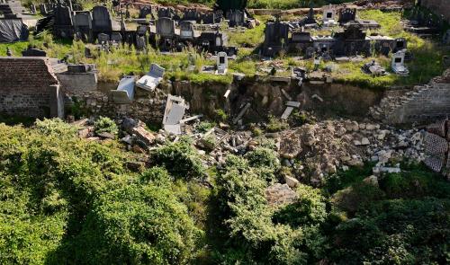 Quatre mois après les inondations, le cimetière de Souverain-Wandre est toujours dans le même état