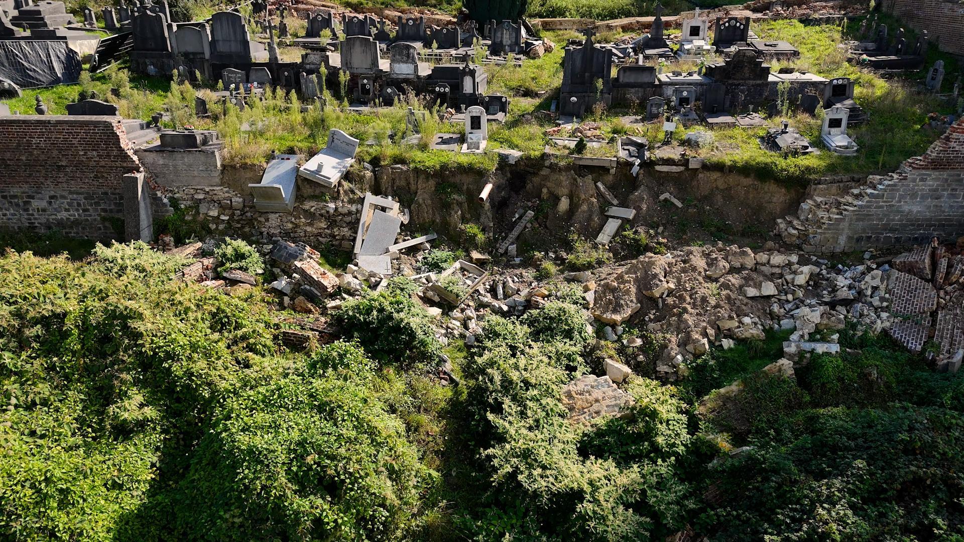 Quatre mois après les inondations, le cimetière de Souverain-Wandre est toujours dans le même état