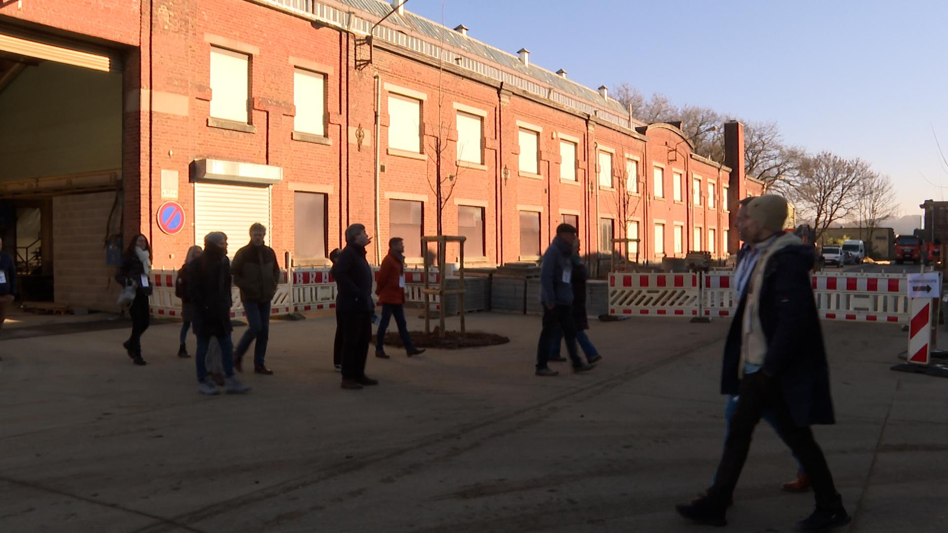 Une façade, des meubles et des champignons. Mutation circulaire de l'ex-site des ACEC à Herstal
