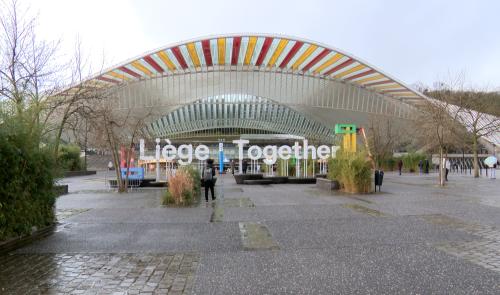 Le démontage de l'œuvre de Buren sur la gare des Guillemins sera suspendu... jusqu'en 2025.