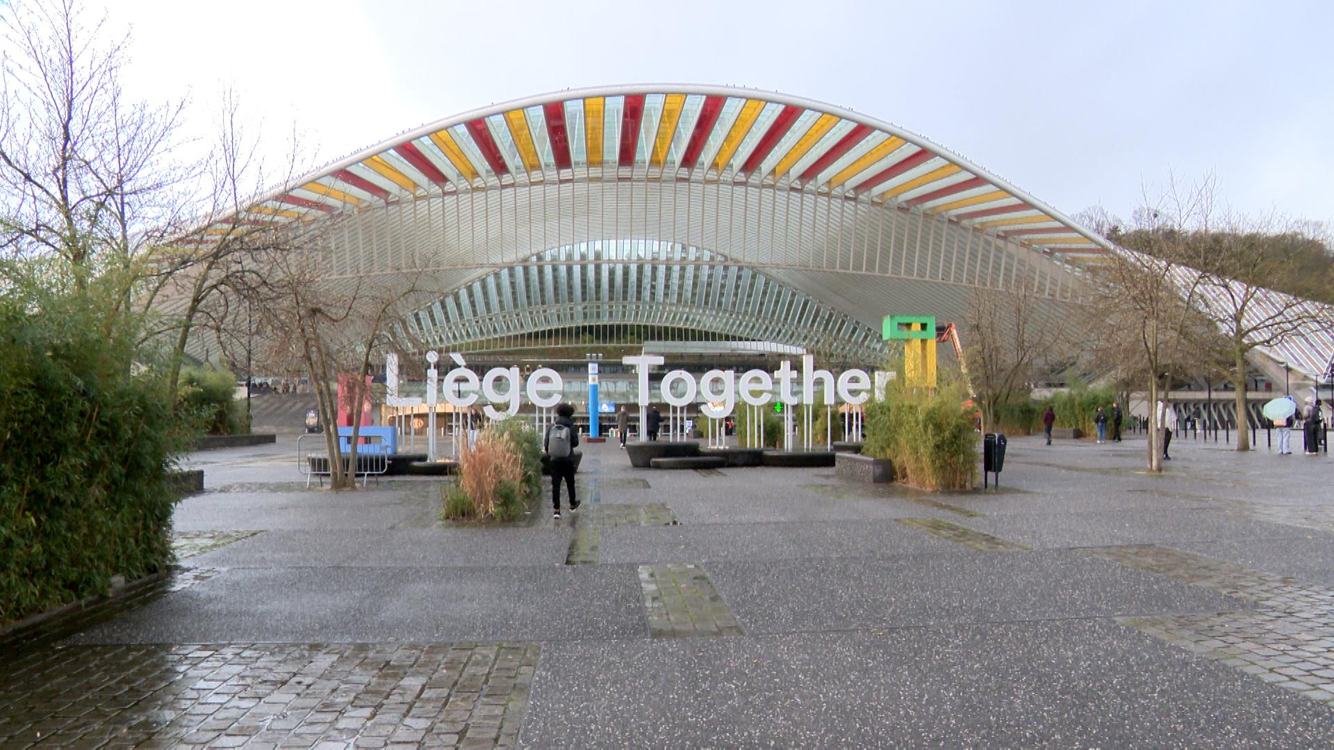 Le démontage de l'œuvre de Buren sur la gare des Guillemins sera suspendu... jusqu'en 2025.