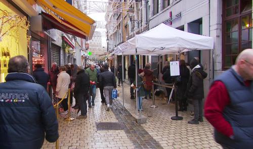 Derniers achats dans les rues de Liège à la veille de Noël
