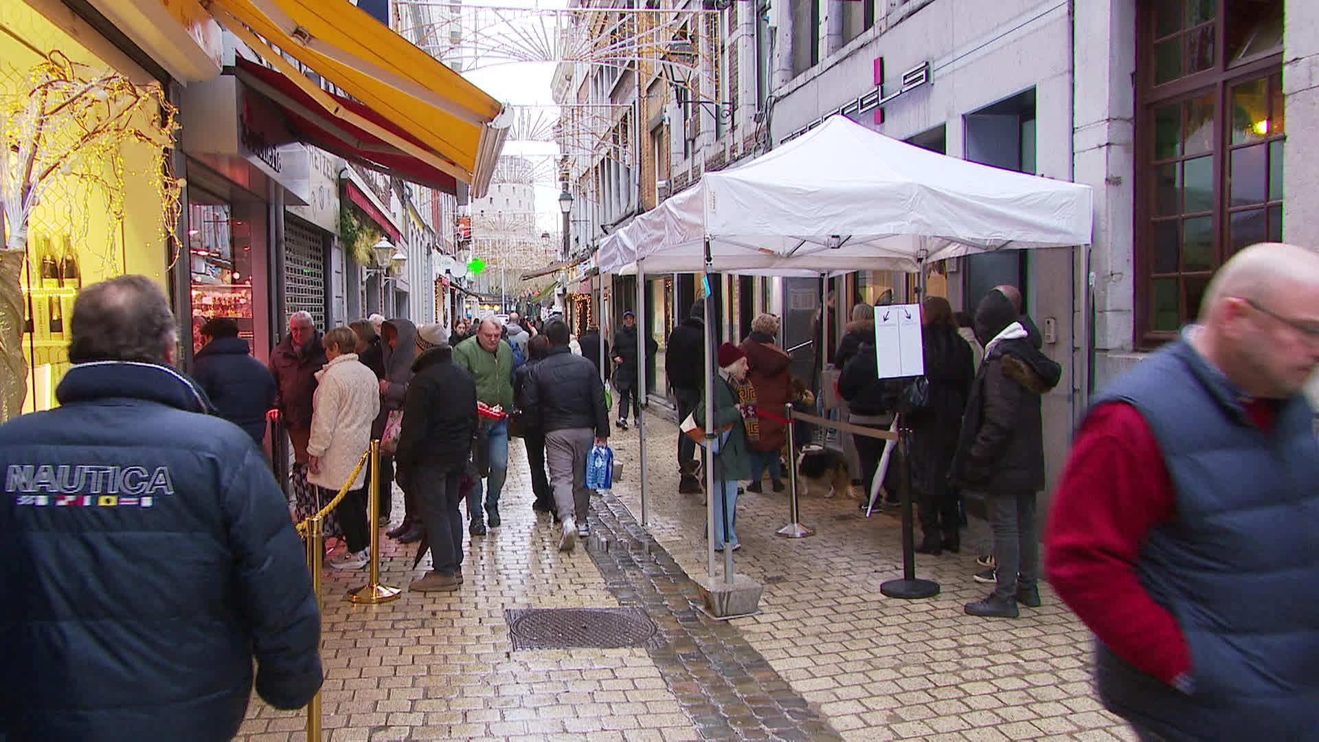 Derniers achats dans les rues de Liège à la veille de Noël