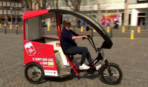 En tuk-tuk pour donner son sang à Liège