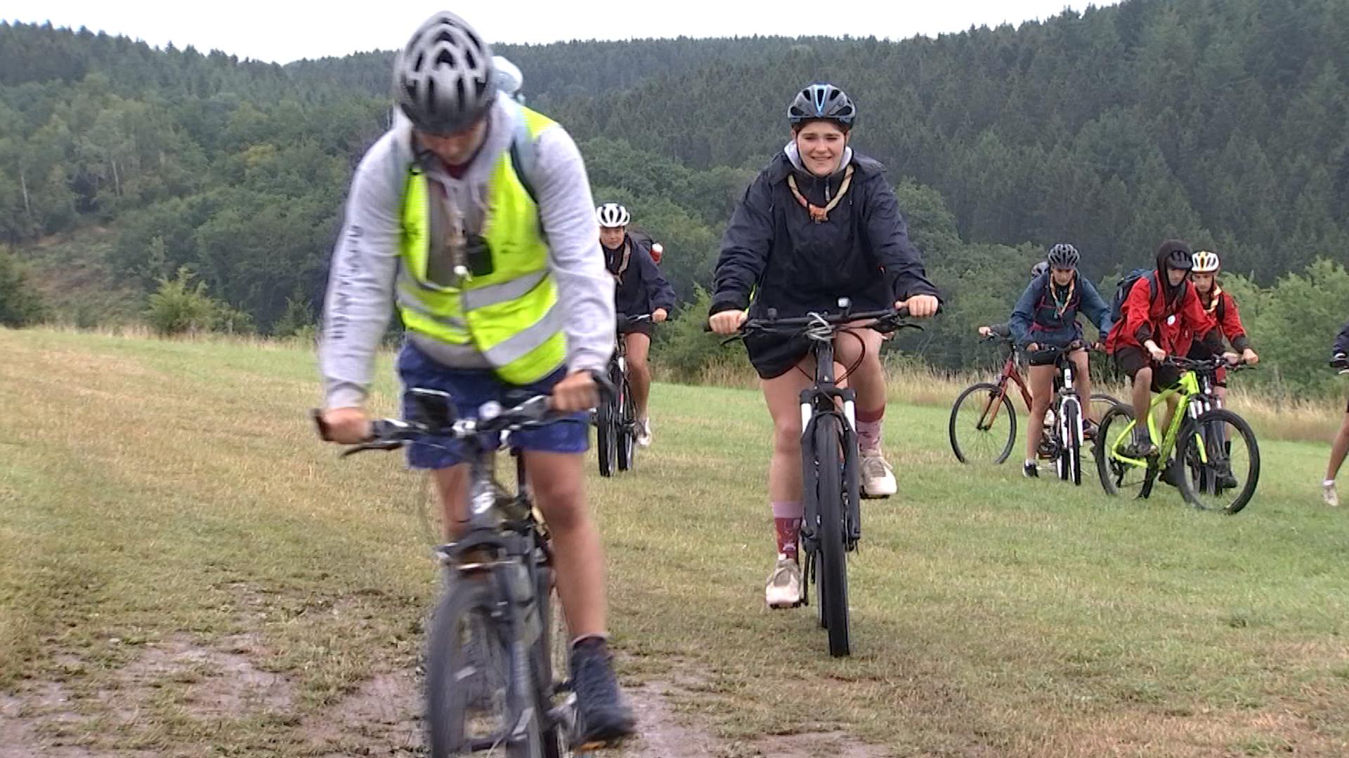 Pour leur camp d'été, les pionniers de Milmort sillonnent la province du Luxembourg... à vélo !