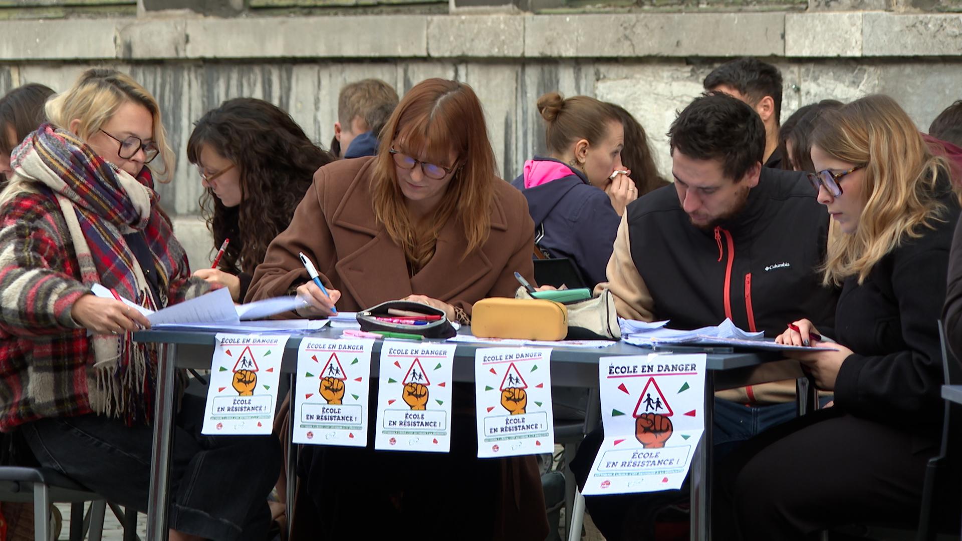 Des professeurs corrigent leurs copies sur la voie publique: "Rendons le travail invisible, visible"