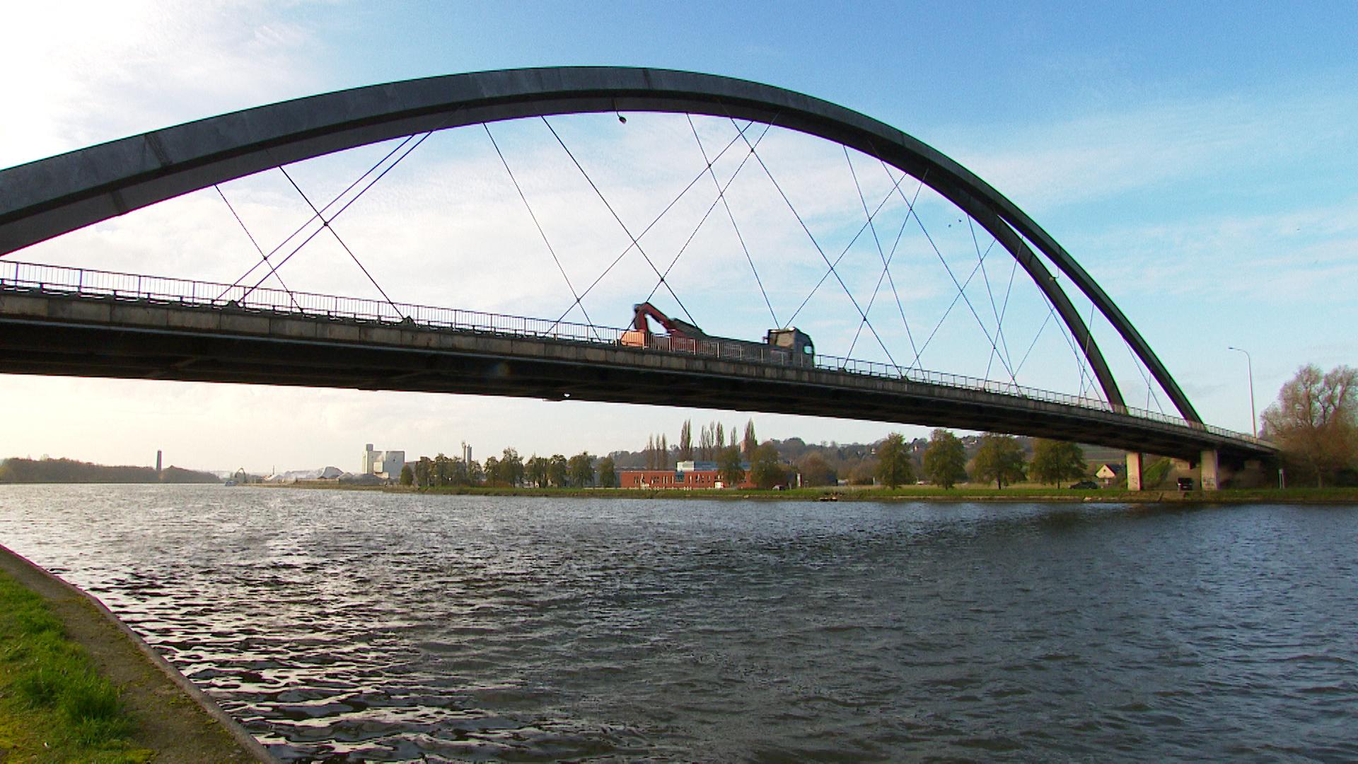 Début des travaux de rehaussement du pont de Hermalle