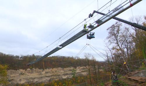 La passerelle Vialta est en plein montage au-dessus du Canal Albert