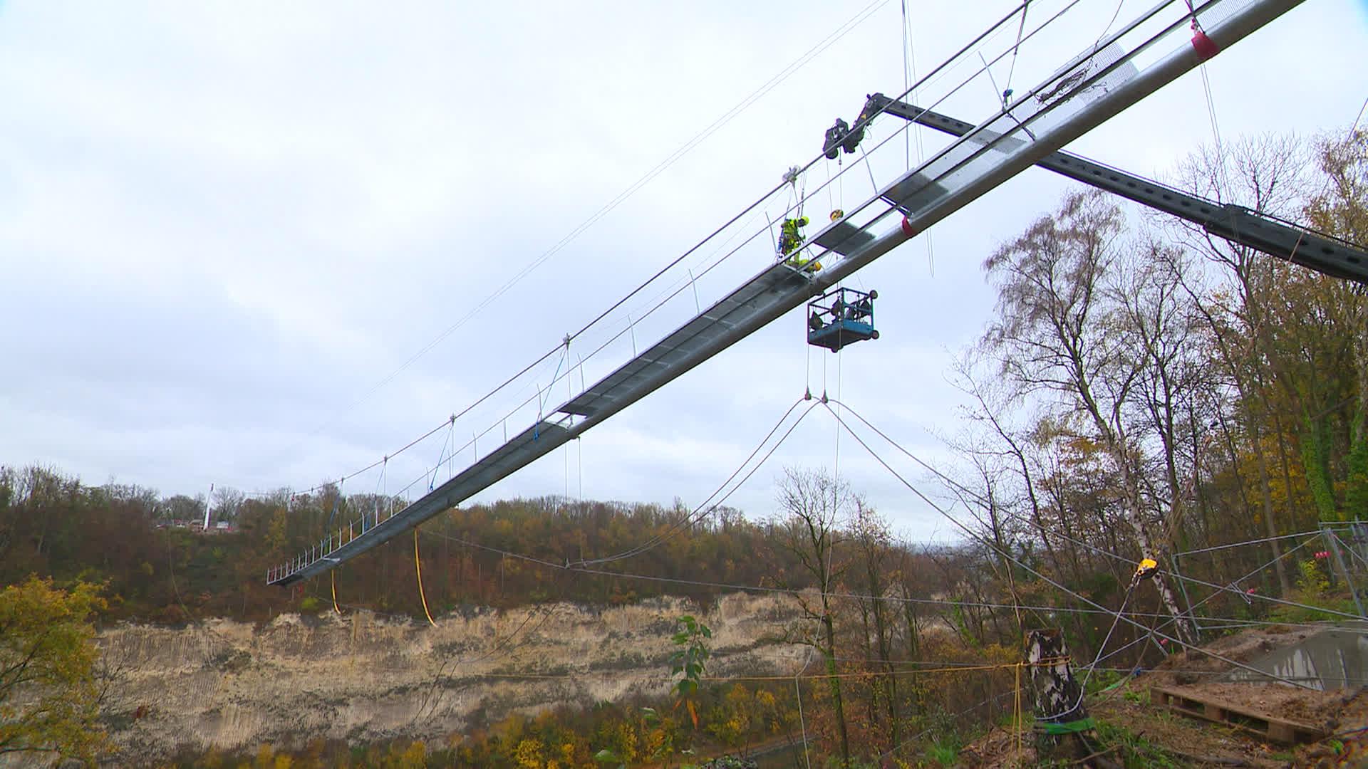 La passerelle Vialta est en plein montage au-dessus du Canal Albert