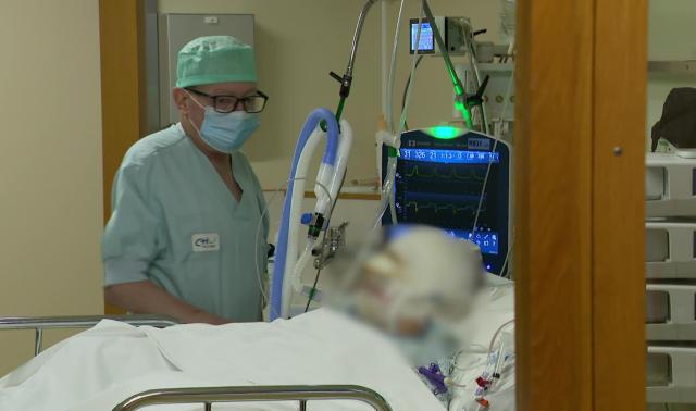 Le père de la victime de Crans-Montana hospitalisée au CHU témoigne