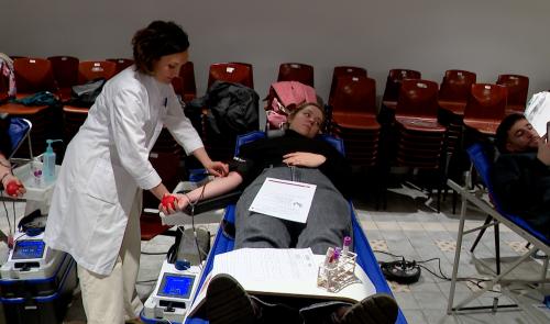 Des profs liégeois contestent en donnant leur sang