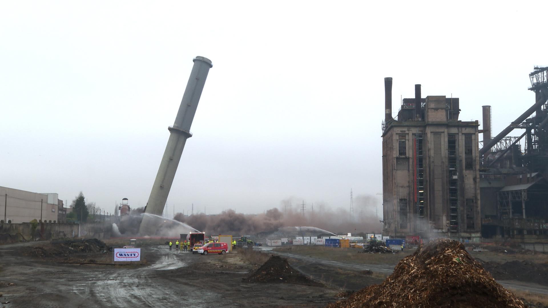 Des images impressionnantes: deux tours du HFB d'Ougrée dynamitées ce matin