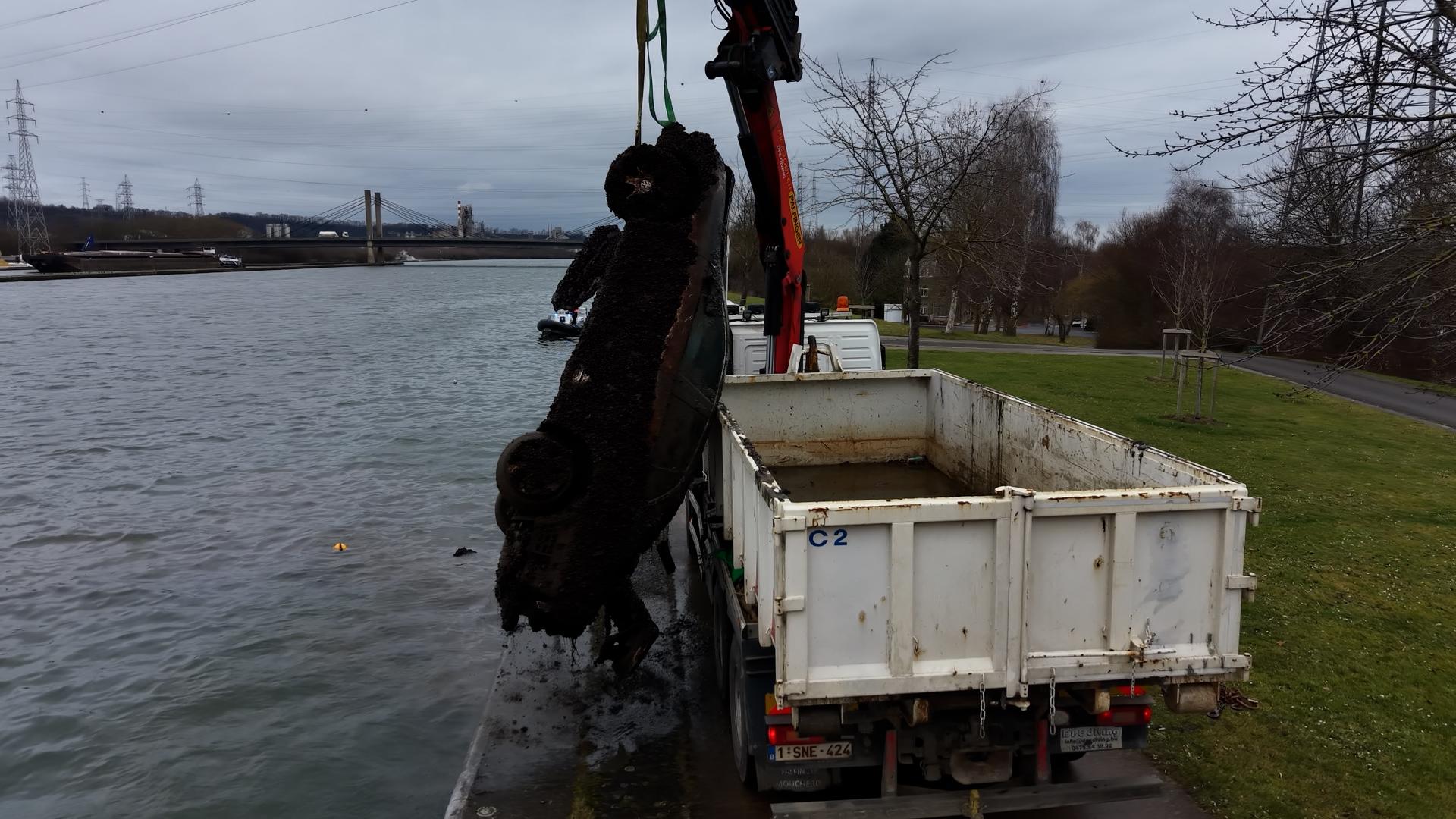 Plusieurs épaves de véhicules repêchées dans le Canal Albert