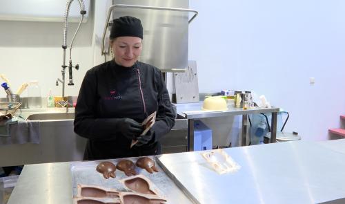 Immersion dans un atelier d'artisan chocolatier à l'approche de Pâques