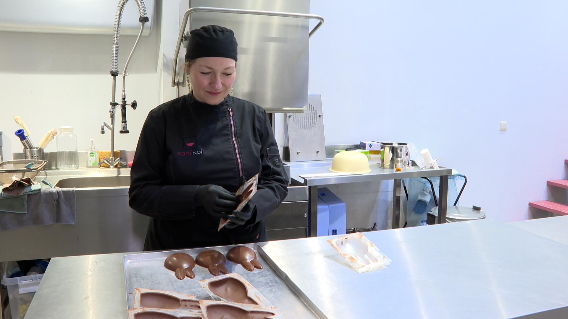 Immersion dans un atelier d'artisan chocolatier à l'approche de Pâques