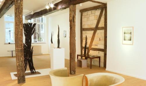 Galerie Colon : 3 artistes réunis autour du noir et blanc mais aussi de la matière